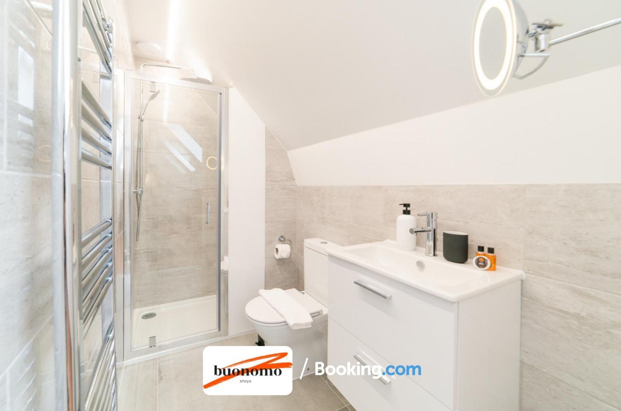 Two Bedroom Apartment At Buonomo Stays Short Lets & Serviced Accommodation London Exterior foto